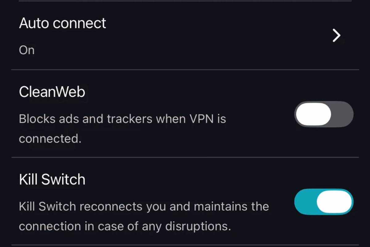 SurfsharkアプリのVPN settings画面で、Auto connectがオン、CleanWebがオフ、Kill Switchがオンの状態